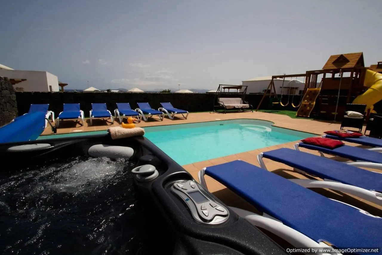 Villa 44 Sea Views, Pool,Games,Hot Tub, Office With Computer+ Wifi Playa Blanca  0*, Playa Blanca (Lanzarote) Spain