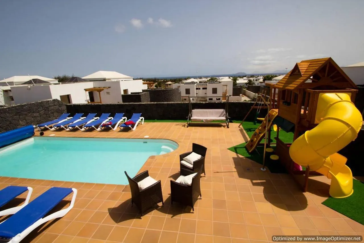 Villa 44 Sea Views, Pool,Games,Hot Tub, Office With Computer+ Wifi Playa Blanca  Playa Blanca (Lanzarote)