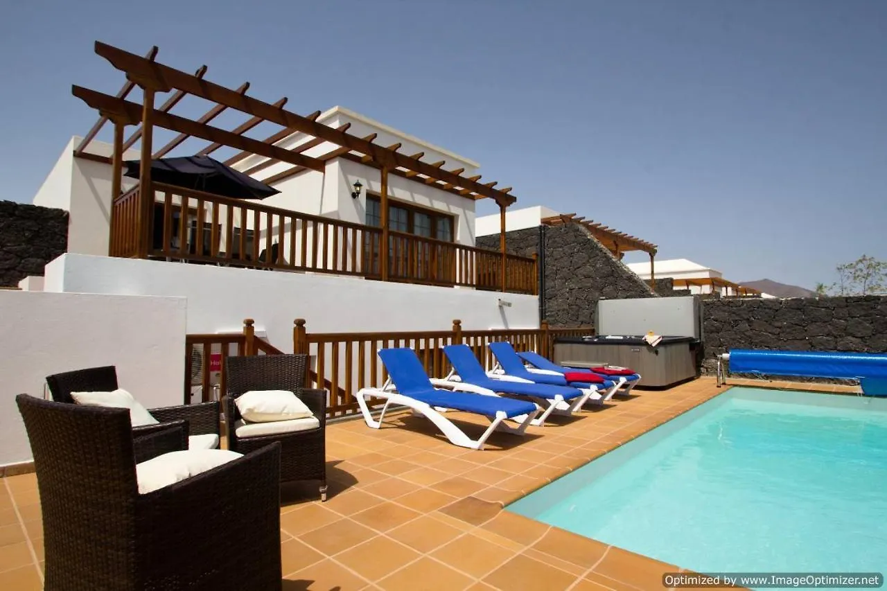 Villa 44 Sea Views, Pool,Games,Hot Tub, Office With Computer+ Wifi Playa Blanca